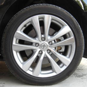 Front_tire_and_wheel_of_NISSAN_FUGA